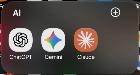 スマホのホーム画面のAIフォルダ。ChatGPT、Gemini、Claudeのアプリが並んでいる